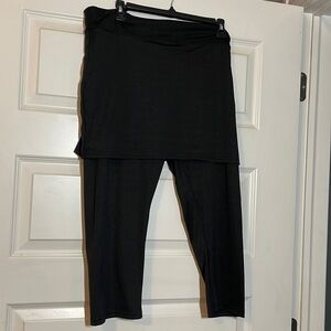 Black cap till to leggings with skirt